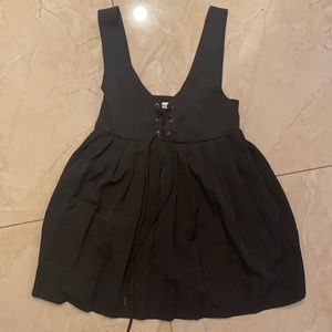 Cute sleeve less black dress